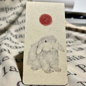 Marcapáginas conejo bajo un sol rojo