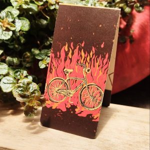 Bicicleta en llamas marcapáginas con imán