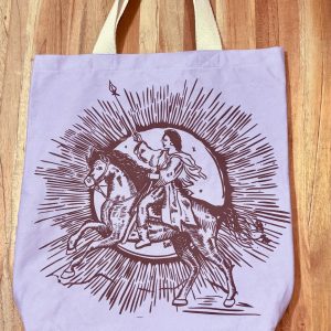 Explora nuestra colección de tote bags de dril con diseños de autor. Bolsos hechos con amor, arte original y la resistencia del dril. ¡Lleva una pieza única!